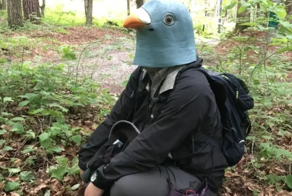 Японский орнитолог целый год ходил в лес в огромной маске птицы, чтобы выучить птичий язык