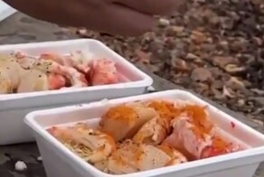 Блогер показал, как приготовить "доширак" по-приморски