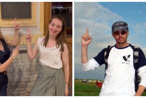 В Санкт-Петербурге две студентки решили сфотографироваться с табличкой «Дом журналиста», но прохожий попросил их не поднимать палец вверх