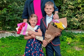 "А чего с голыми животами припёрлись?": в чём на школьные линейки пришли отечественные звёзды