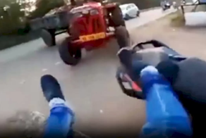 Индиец не разъехался с трактором и оказался в канаве