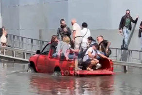 Водитель пикапа помог спасти пассажиров из затопленного автобуса в Сочи