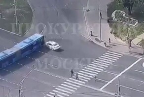 Водитель каршеринга влетел в автобус и сбежал с места ДТП