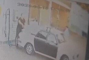 В Краснодаре неизвестный брызнул перцовым баллончиком в лицо 2-летней девочке, пока ее отец мыл машину