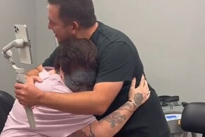 Женщине, чьё лицо было изуродовано татуировкой против её воли, помог видеоблогер