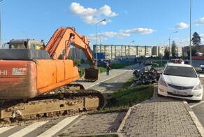 Экскаватор вылетел со стройплощадки, протаранил забор и раздавил легковушку в лепешку