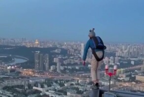 Экстремалы спрыгнули с 300-метровой башни