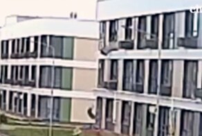 Житель Набережных Челнов сорвался с третьего этажа, устанавливая кондиционер