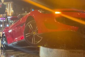 Ferrari Portofino влетела в дерево в центре Москвы