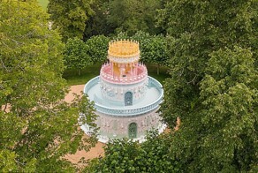 Как выглядит свадебный торт в 3 яруса, по которому можно погулять
