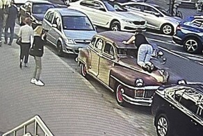 В Минске девушка ради фото посидела на&nbsp;капоте раритетного DeSoto 1948 года выпуска и&nbsp;оставила огромную вмятину