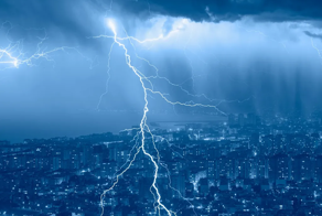 В Ливии засняли мощный торнадо с молнией