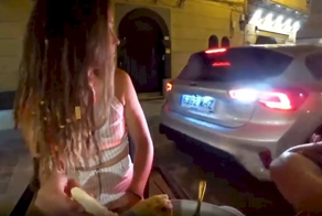 Стримерша оказалась на пути у автомобиля