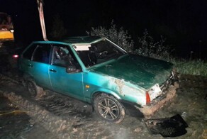 В Омской области женщина с тремя детьми погибли из-за того, что их машина съехала с дороги в наполненный водой кювет