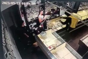 Вооруженный мужчина с сумкой доставщика еды ограбил ювелирный магазин