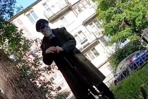Тиктокер в противогазе и с ружьём довёл до паники жителей Гатчины
