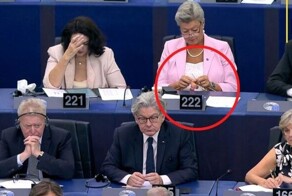 Во время выступления главы Еврокомиссии одна из комиссаров вязала носки