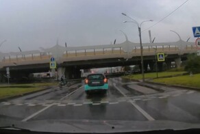 Курьер на автомобиле сбил курьера на электровелосипеде