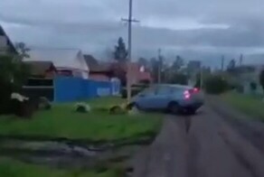 В Омской области соседи остановили пьяную мать за рулём и забрали ребёнка