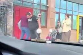 В Казахстане мужчина в футболке с надписью "Говори по-казахски!" толкал людей