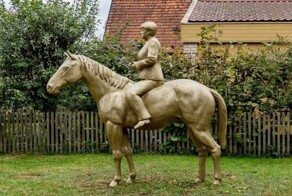 Скульптура экс-канцлера Германии Ангелы Меркель развалилась через 2 года после открытия