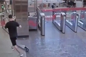 Мужчина с самокатом разбил створку турникета в метро