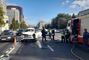 Снёс стоячий автомобиль вместе с людьми