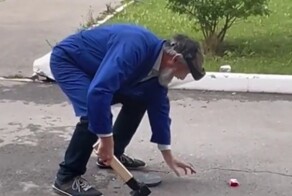 "Палач готов!": школьный трудовик из Казани с помощью кувалды разделался с вейпом, отнятым у ученика