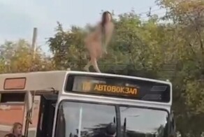 Голая жительница Кирова устроила гимнастику на крыше автобуса