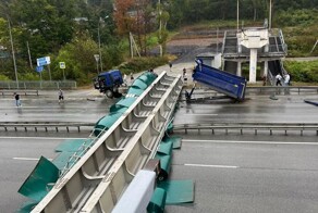 Во Владивостоке самосвал снес виадук