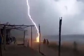 В Мексике пара человек погибла от удара молнии