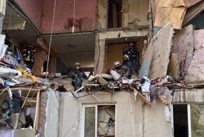 При разборе завалов в подмосковной многоэтажке на спасателей рухнула плита перекрытия