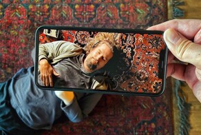 Фотограф сочетает реальность с изображениями на своём смартфоне
