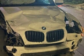 В Москве лихач на BMW на всей скорости протаранил иномарку, остановившуюся на светофоре