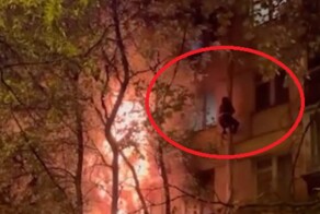 "Аккуратно, не торопись!": жильцы московской пятиэтажки спасались от пожара, спускаясь по водосточной трубе