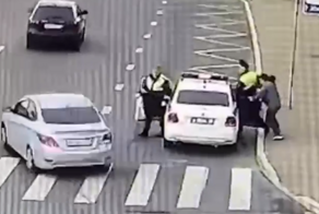 "Меня послали Зевс и Кремль": неадекватный мужчина с ножом напал на сотрудника ДПС в Петербурге