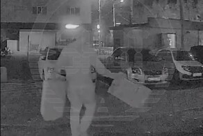 В Уфе пьяный мужчина разбил пять припаркованных машин почтовыми ящиками, которые вырвал из стены в подъезде