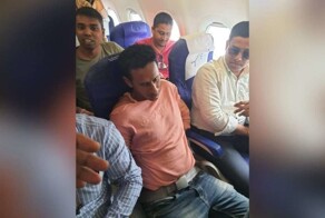 Пассажир с депрессией попытался открыть дверь и выпрыгнуть из самолёта в воздухе