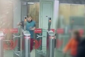 В московском метро парень с ноги вынес стекло и бросился бежать