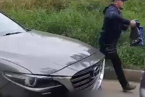 В Иркутской области мужик перегородил дорогу «скорой помощи», обложил врачей матом и ушёл по своим делам