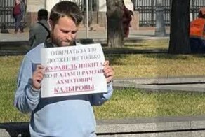 В Москве задержали, а потом отпустили пикетчика с плакатом против Кадырова