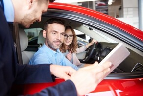 В Госдуме приняли закон о штрафах за навязывание допов. Но будет ли он работать?