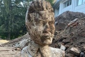 В Орле откопали уникальный бюст "кровавого карлика" Николая Ежова