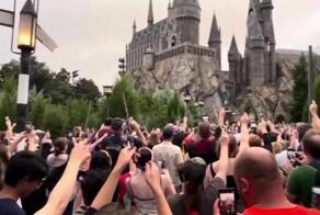 Фанаты «Гарри Поттера» подняли палочки перед Хогвартсом и попрощались с Дамблдором