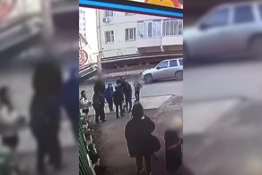 На десятилетнего ребёнка в Якутске напал отец его одноклассника — тряс его и поднимал за куртку