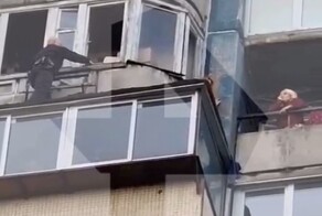 Герои не носят плащи: полицейский залез на крышу и отговорил девушку от самоубийства