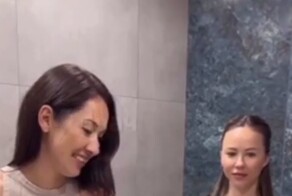 "Как она отражается?": девушки пытаются разгадать волшебство зеркала, но тщетно