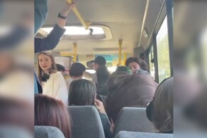 В воронежской маршрутке женщина избила зеленоволосую девушку за объятия с парнем