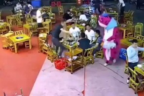 Банкет в кафе закончился мордобоем с человеком-лягушкой