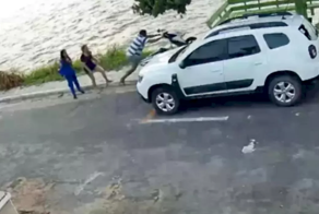 Пешеход оказал девушкам медвежью услугу